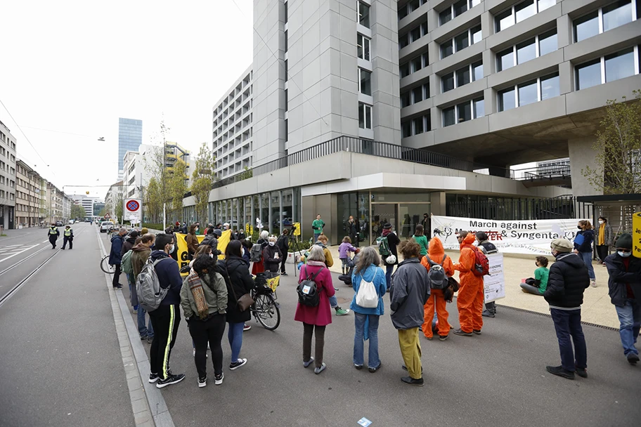 Demo vor dem Syngenta Hauptsitz in Basel.